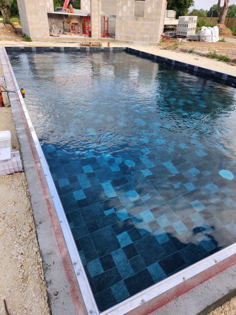 Réalisation de construction de piscine par CGB Batiment 17, maçon à Rétaud
